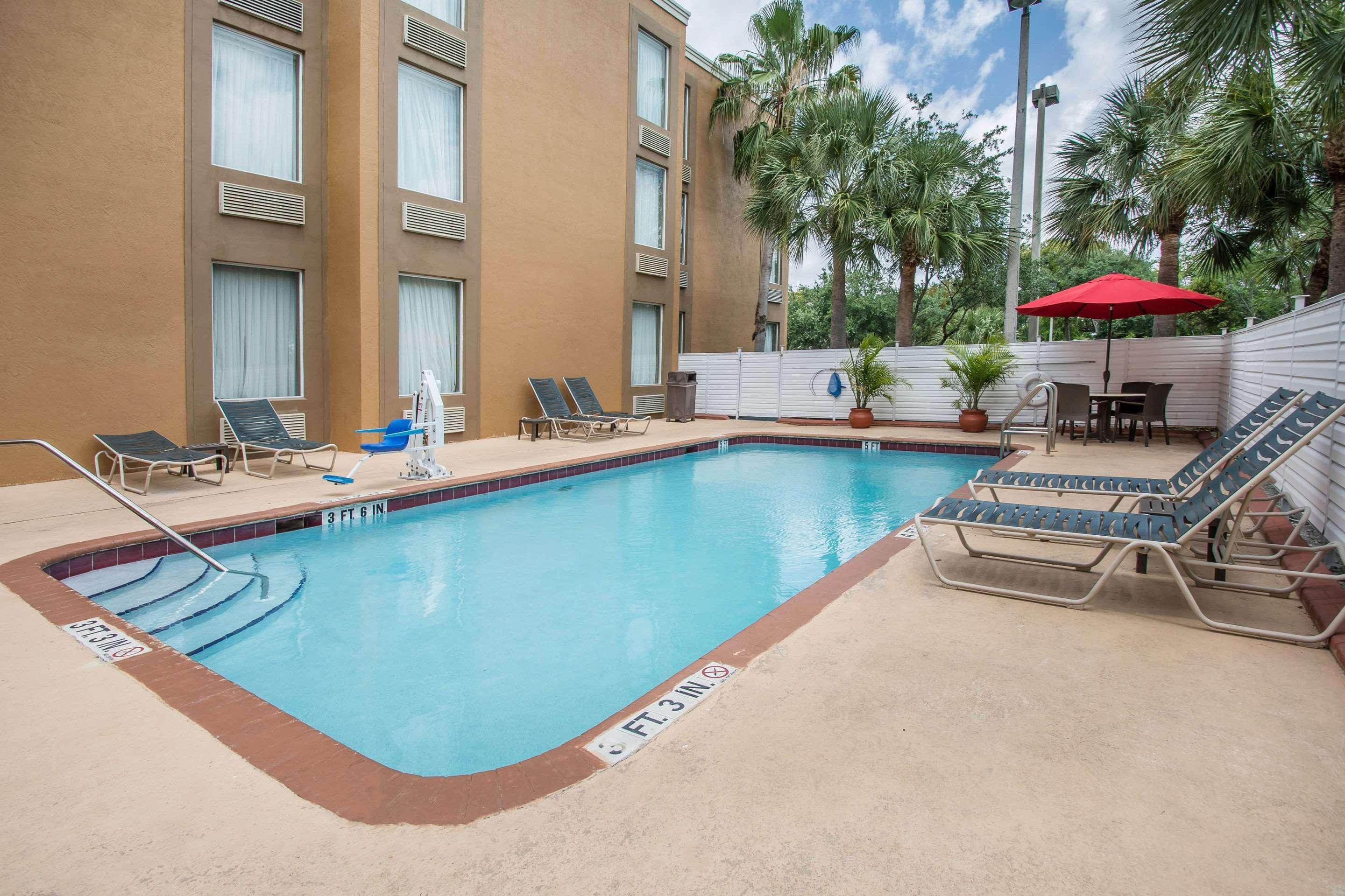 コンフォート イン&スイーツ フォート ランダーデール ウエスト ターンパイク Lauderdale Lakes エクステリア 写真