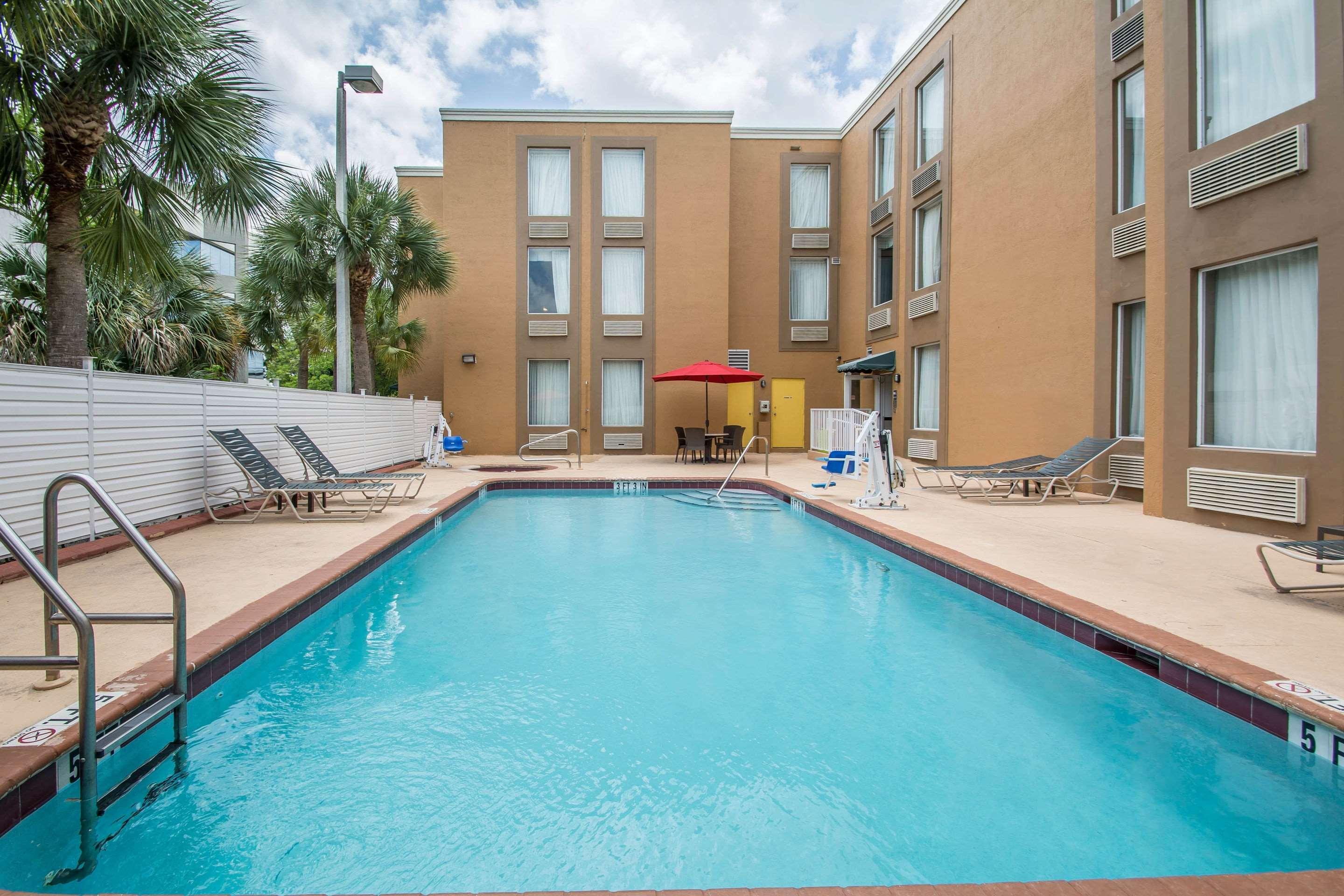 コンフォート イン&スイーツ フォート ランダーデール ウエスト ターンパイク Lauderdale Lakes エクステリア 写真