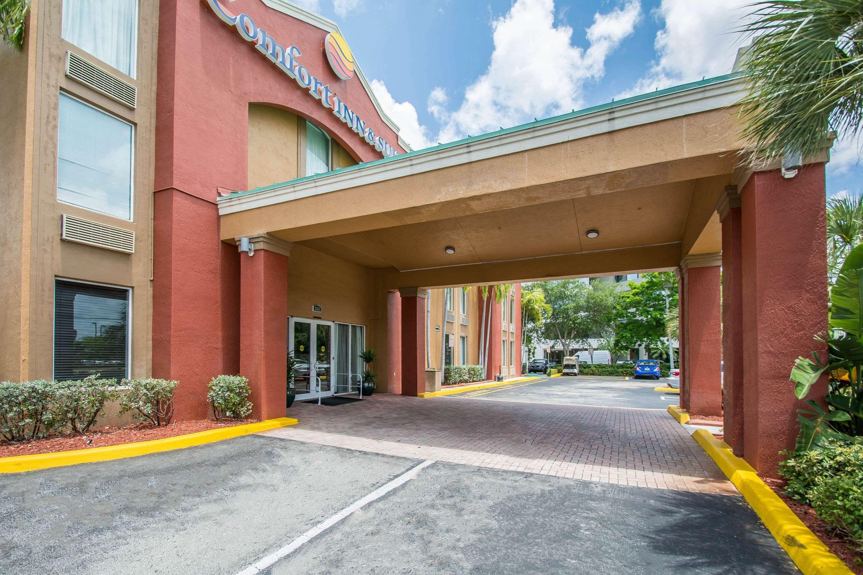コンフォート イン&スイーツ フォート ランダーデール ウエスト ターンパイク Lauderdale Lakes エクステリア 写真